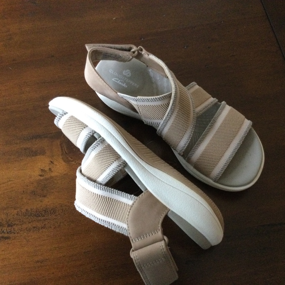 Clarks sandals. Mira Lily. Sand Sable. Size 5. NWT.